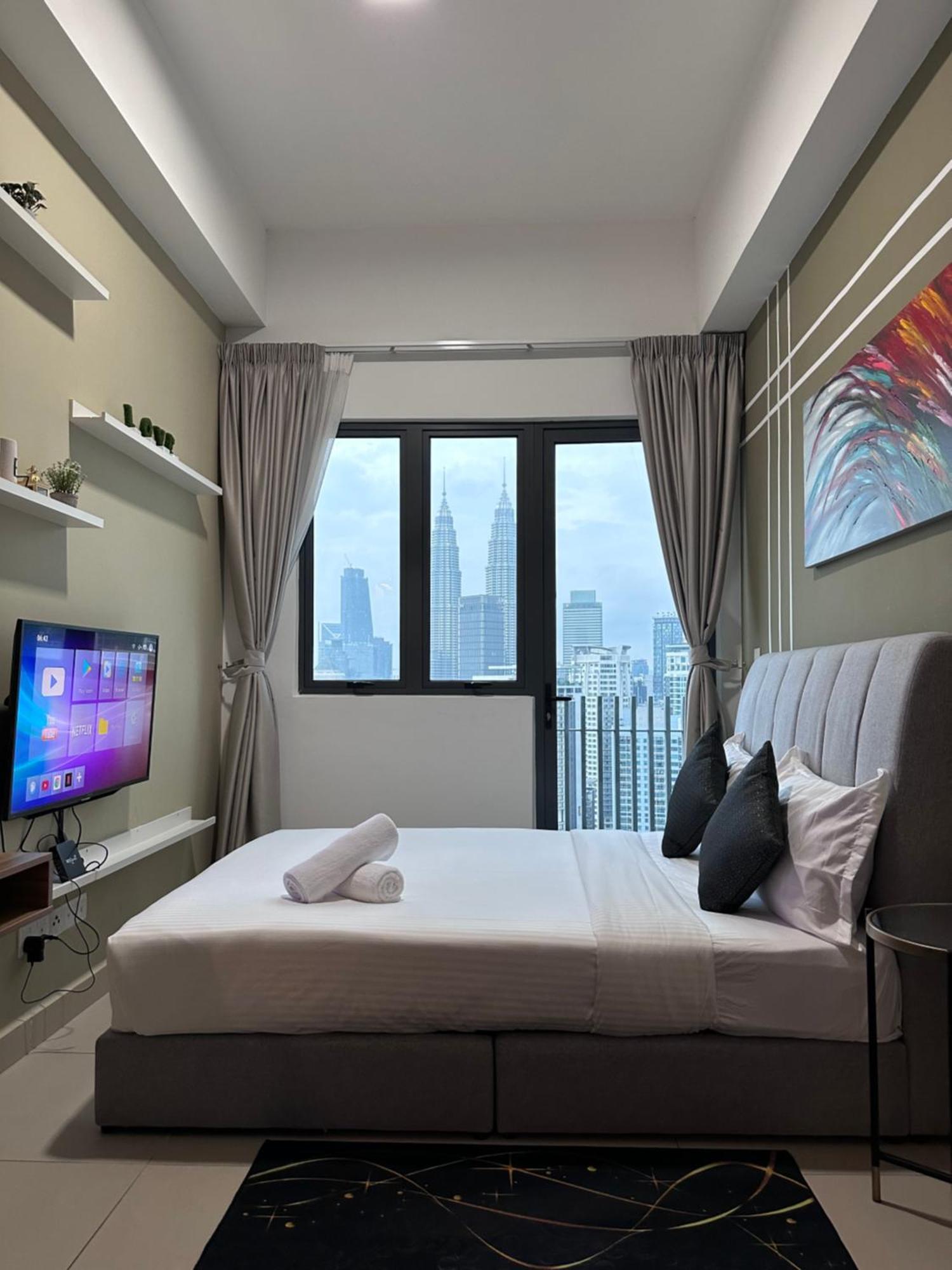 The Luxe Infinitum Klcc Skyline Swimming Pool *