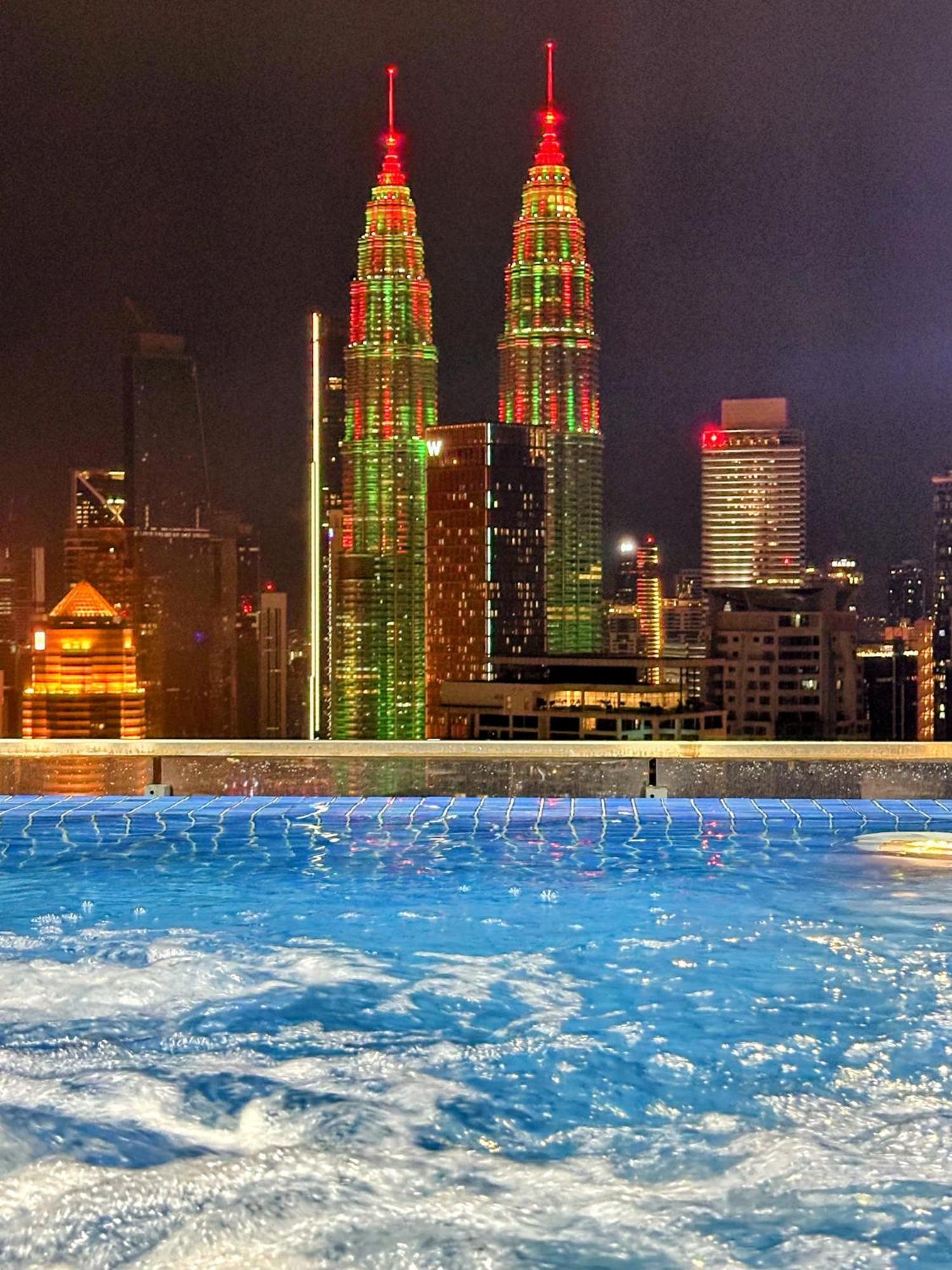 The Luxe Infinitum Klcc Skyline Swimming Pool Pangsapuri