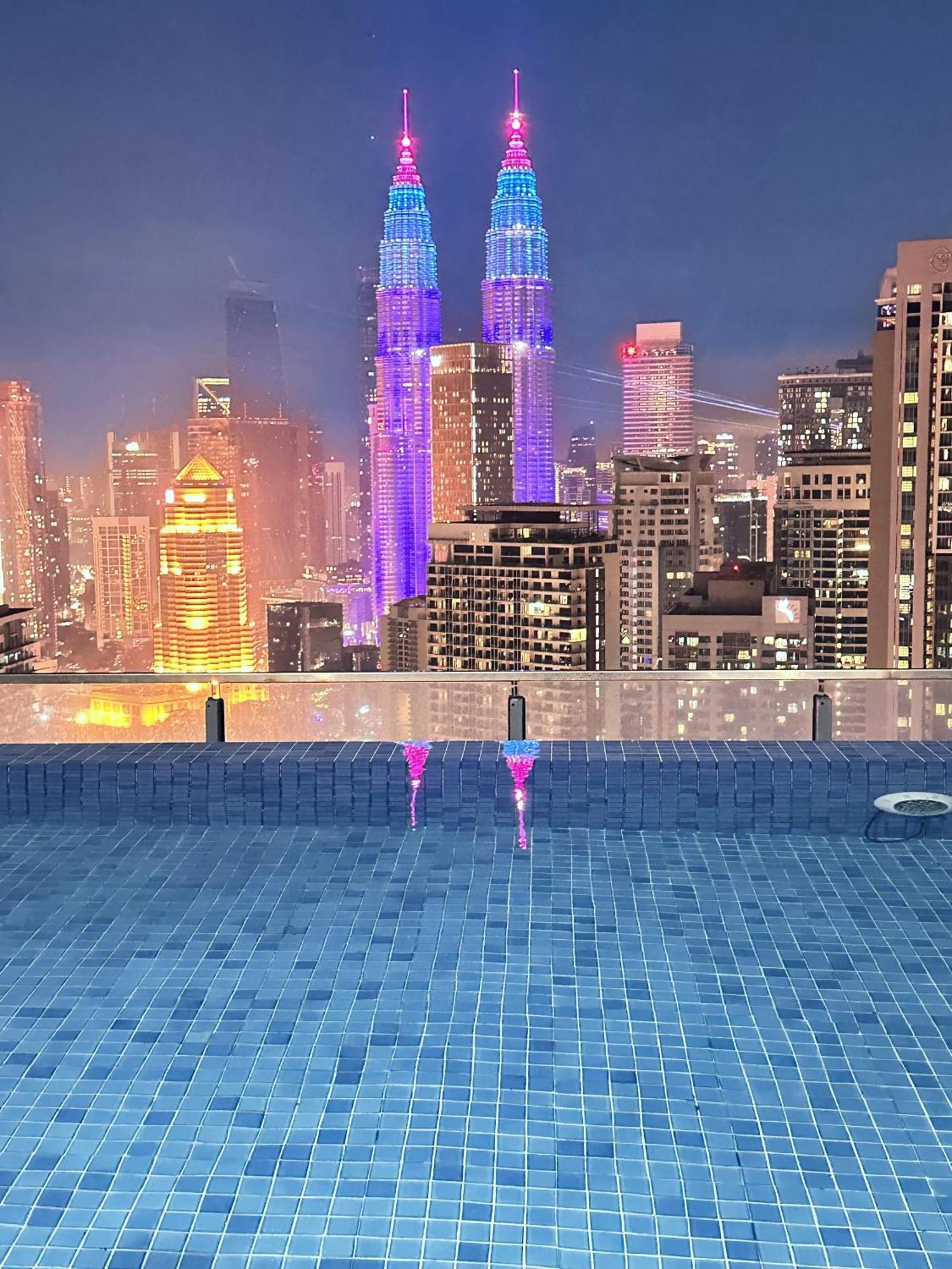 The Luxe Infinitum Klcc Skyline Swimming Pool Pangsapuri Kuala Lumpur