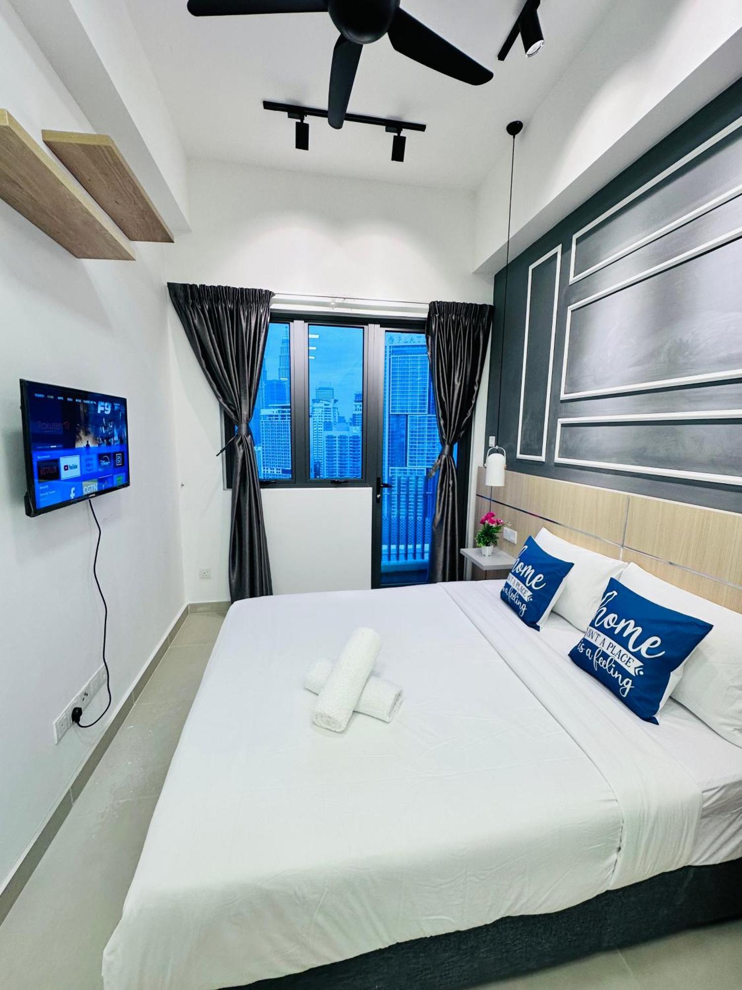 The Luxe Infinitum Klcc Skyline Swimming Pool