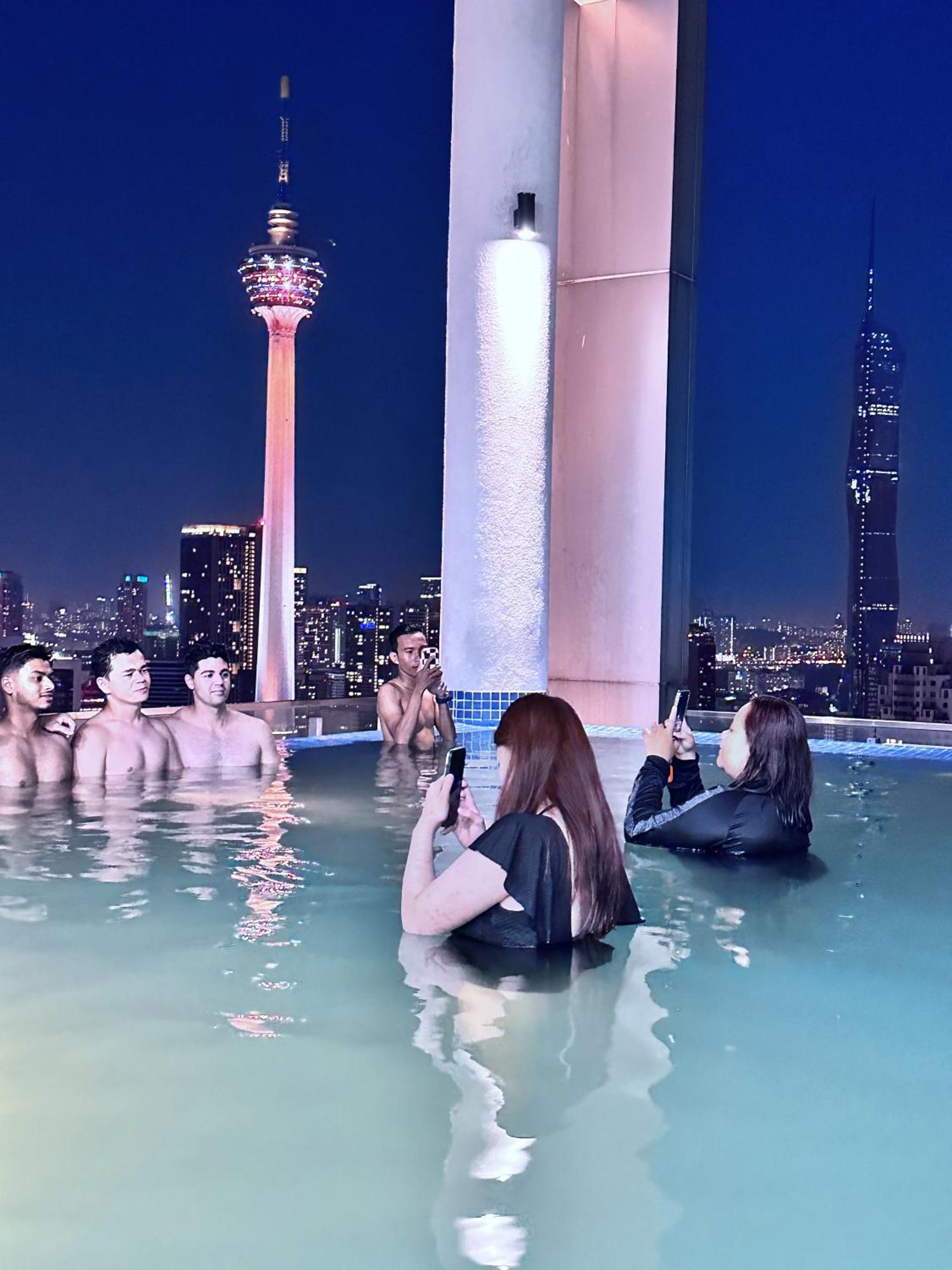 The Luxe Infinitum Klcc Skyline Swimming Pool Pangsapuri