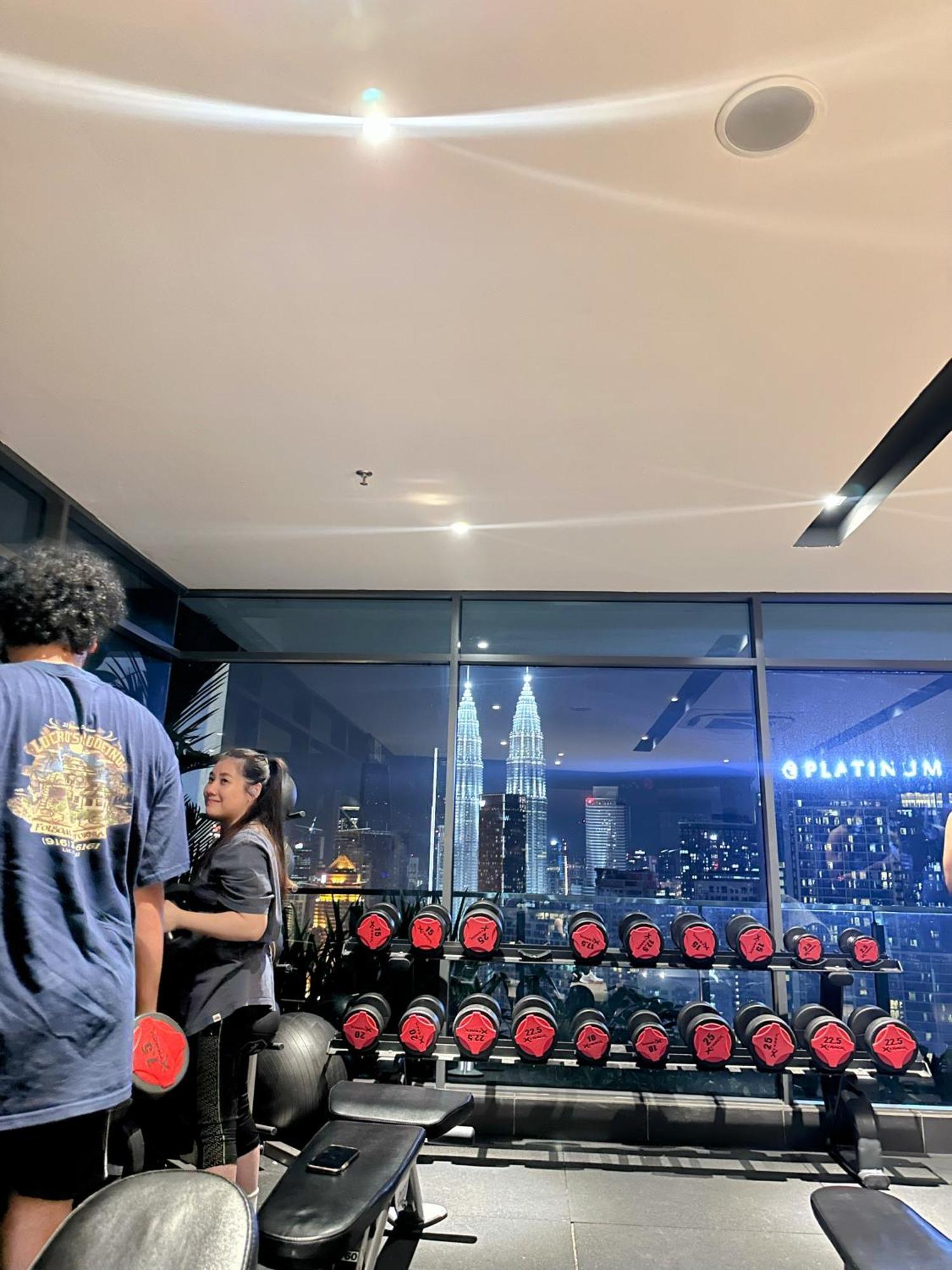 The Luxe Infinitum Klcc Skyline Swimming Pool *