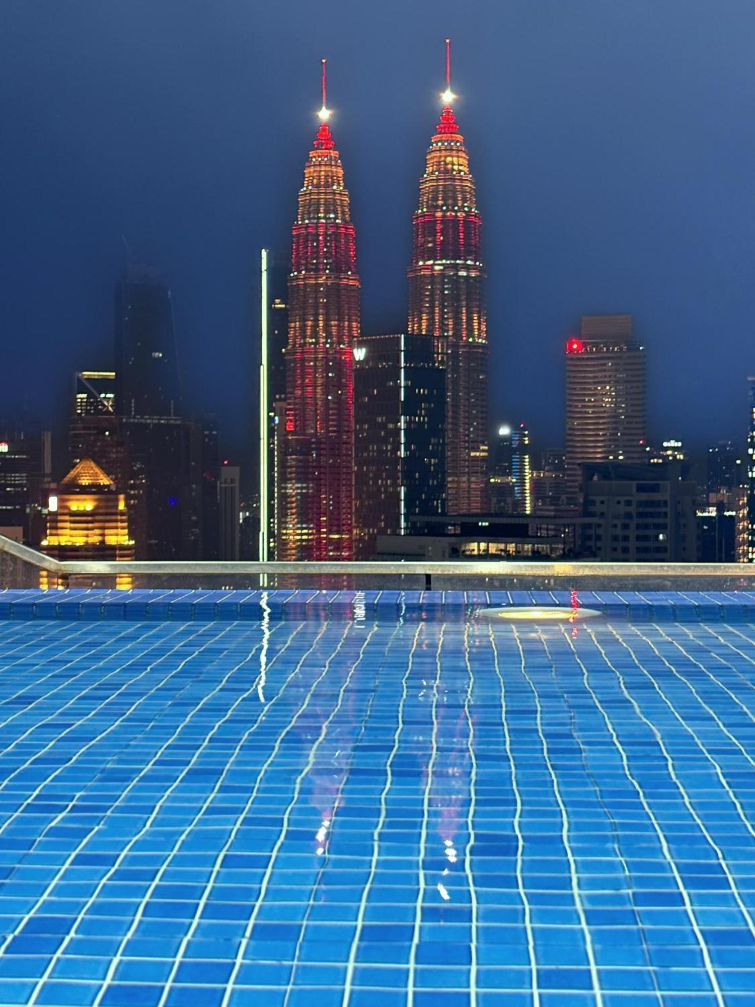 The Luxe Infinitum Klcc Skyline Swimming Pool *
