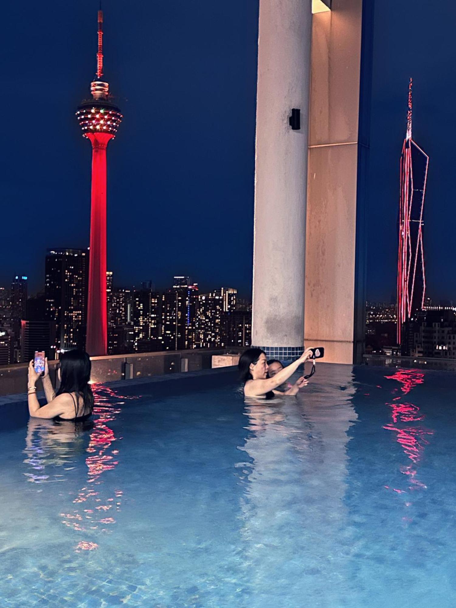 The Luxe Infinitum Klcc Skyline Swimming Pool